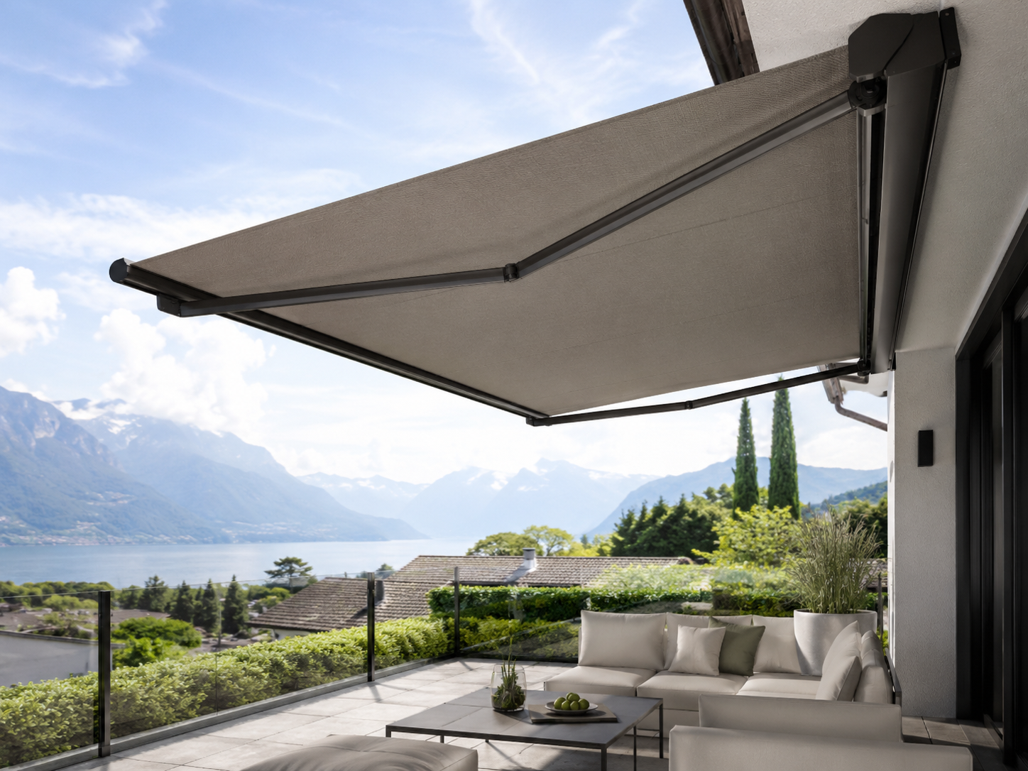 Kassettenmarkise mit Alpenpanorama
